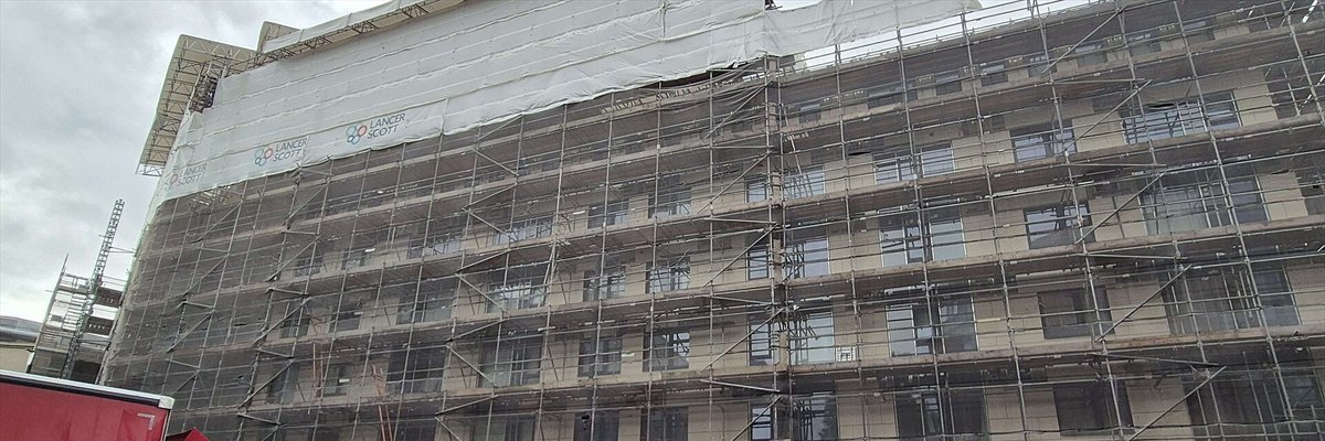 Immeuble en cours de construction sous échafaudage