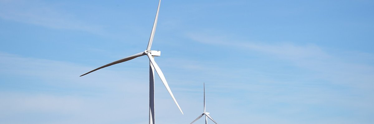 Éoliennes dans un paysage ouvert